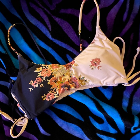 O’Neill castaway bikini top💕💕 - Picture 2 of 11